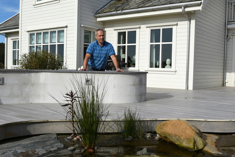 Betongmur som svinger seg