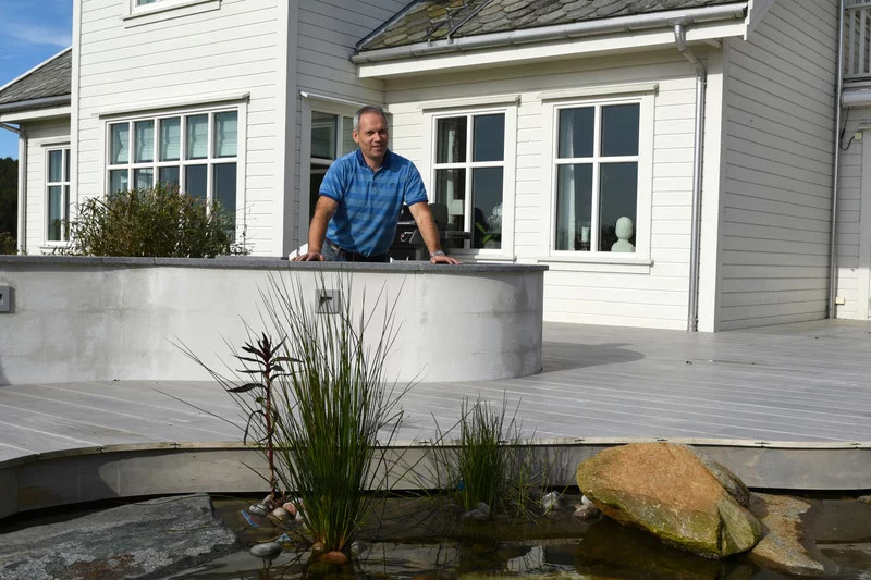 Betongmur som svinger seg